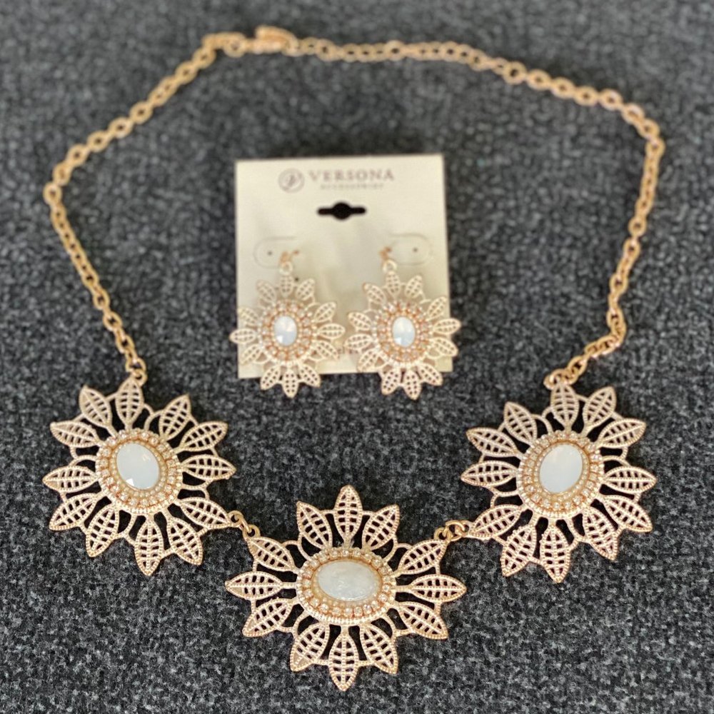 Versona White Flower Necklace/Earring Set.